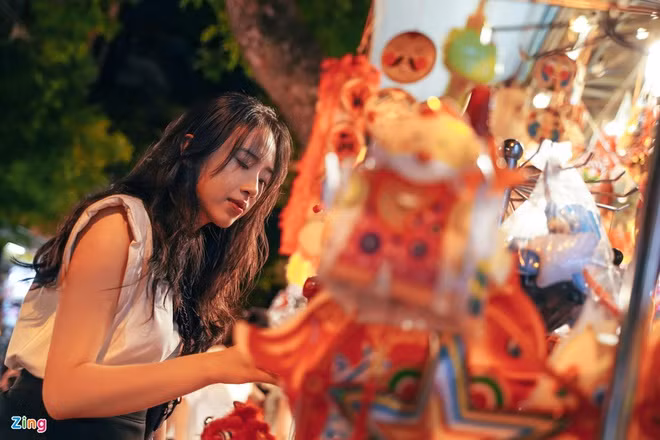 Vào ngày này, theo phong tục người Việt, người lớn thường chuẩn bị mâm cỗ dâng lên cúng tổ tiên, những người đã khuất. Sau đó, tất cả các thành viên trong gia đình quây quần bên nhau cùng phá cỗ, thưởng trăng.