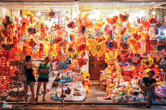 Có nhiều truyền thuyết được lưu truyền trong dân gian về nguồn gốc ra đời của ngày Trung Thu như chuyện nhà vua dạo chơi cung trăng vào rằm tháng 8, sự tích chị Hằng Nga, sự tích chú Cuội, sự tích Thỏ Ngọc… Không chỉ ở Việt Nam, Trung Thu còn là ngày lễ của các quốc gia như Trung Quốc, Nhật Bản, Singapore, Hàn Quốc...