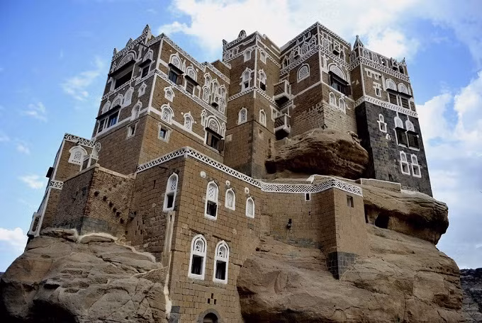 Cung điện đá Dar Al Hajar nằm trên đỉnh núi đá cao 20m, được cho là có từ những năm 1700, theo học giả Hồi giáo Imam Mansour Ali Bin Mehdi Abbas.