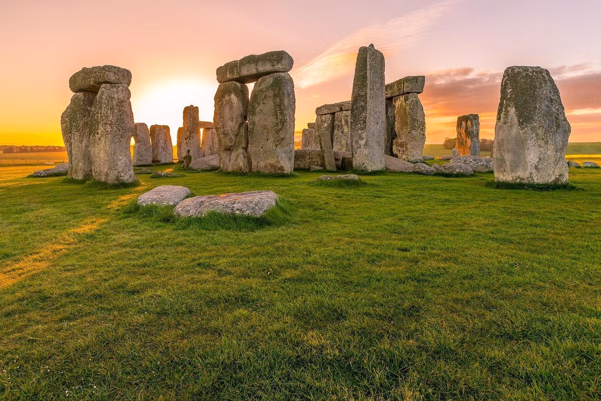 Trong suốt nhiều năm qua, các chuyên gia cố gắng giải mã bãi đá cổ Stonehenge do nền văn minh nào xây dựng và mục đích của công trình này là gì.