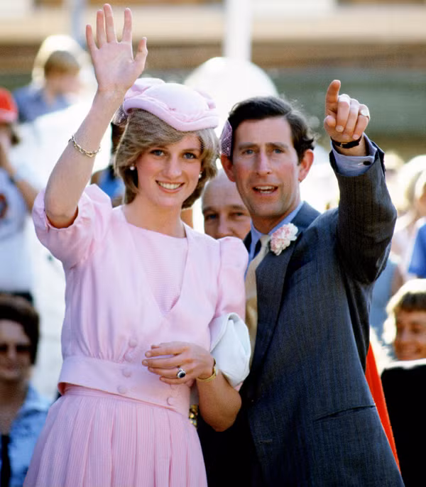 Sau khi ly hôn Công nương Diana, Thái tử Charles tìm được tình yêu mới bên Camilla Parker-Bowles. Bà Camilla là người yêu cũ của Thái tử Charles.