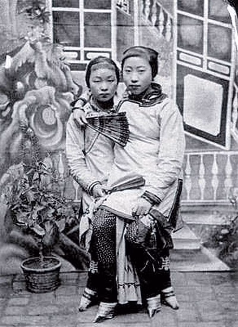 Đầu tiên người ta sẽ cắt móng chân thật ngắn cho các bé gái trước khi ngâm đôi chân vào trong chậu nước thảo mộc pha máu động vật ấm để tránh nhiễm trùng.