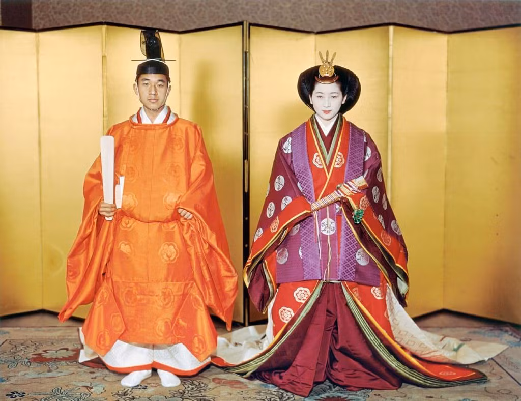 Nhật hoàng Akihito tự lựa chọn bạn đời cho mình thay vì do Cơ quan nội chính Hoàng gia đứng ra tuyển chọn. Nhật hoàng Akihito gặp và đem lòng yêu Hoàng hậu Shoda sau khi 2 người gặp nhau lần đầu trong một giải đấu tennis vào hè năm 1957. Khi ấy, Nhật hoàng Akihito là hoàng tử. Cuộc hôn nhân vì tình yêu giữa thành viên hoàng tộc với dân thường được công chúng và giới chức Nhật Bản ủng hộ.