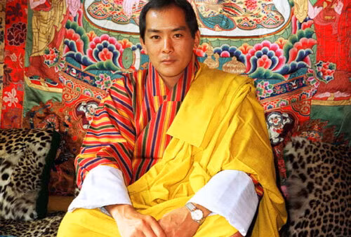 Giống với Quốc vương Mswati III, Quốc vương Bhutan Jigme Singye Wangchuck theo chế độ đa thê nhưng có cách chọn vợ vô cùng đặc biệt. Đó là ông hoàng này chọn 4 người vợ là chị em ruột trong một gia đình.