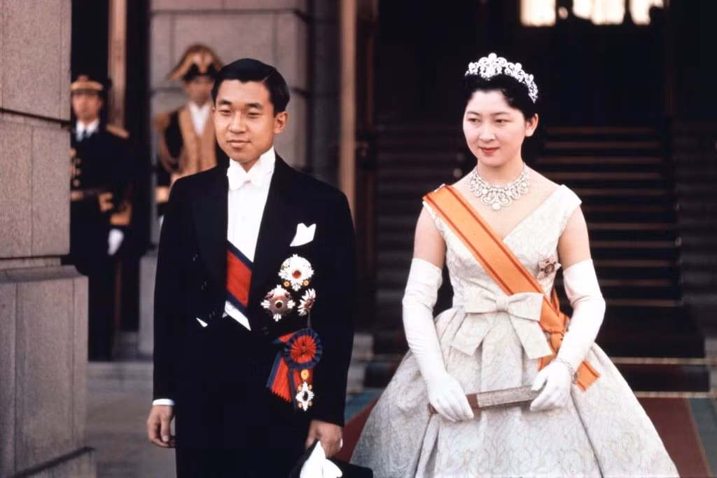 Hai người tổ chức đính hôn vào tháng 11/1958. Đến ngày 10/4/1959, Nhật hoàng Akihito cử hành hôn lễ với Michiko Shoda. Sau hôn lễ thế kỷ, cặp đôi hoàng gia Nhật Bản sống bên nhau hạnh phúc với 2 con trai và 1 con gái.