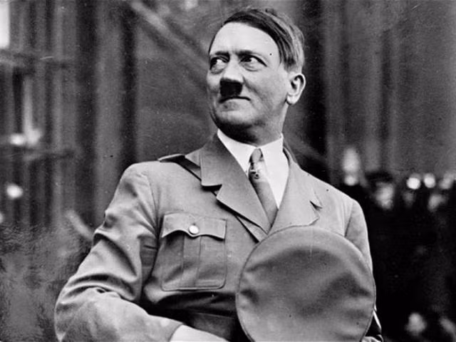 Gần 1 tháng sau khi bắt đầu chiến dịch Barbarossa, nhà độc tài Hitler bay đến Latvia thuộc Liên Xô. Khi ấy, quân phát xít Đức đã chiếm đóng Latvia.