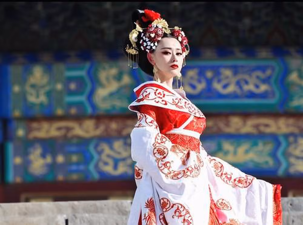 Khác với Lã Hậu, Viên Hoàng hậu (tên thật là Viên Tề Quy) - vợ của Lưu Tông Văn Đế có kiểu đánh ghen hết sức đặc biệt và kỳ lạ. Ban đầu, Viên Hoàng hậu sống hạnh phúc khi sinh được cho vua 1 con trai và 1 con gái. Con trai của bà được phong làm thái tử.