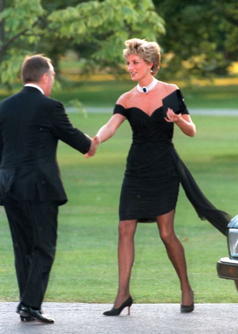 Khi biết chồng ngoại tình, Công nương Diana không hề buồn bã, khóc lóc hay tìm đến bà Camilla để đánh ghen. Thay vào đó, Công nương Diana mặc bộ đầm body đen quyến rũ và sang trọng khi tham dự sự kiện gây quỹ hàng năm của Vanity Fair cho phòng trưng bày Serpentine ở Công viên Hyde, London.