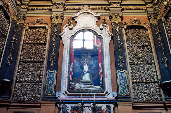 Nằm ở Milan, Italy, nhà thờ San Bernardino Alle Ossa gây chú ý khi được trang trí bằng xương người. Khi tiến vào bên trong nhà thờ, du khách sẽ thấy những bộ xương xếp chồng lên nhau hoặc tạo thành các bức tương xương người.