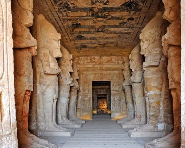 Mặt chính của ngôi đền cổ Abu Simbel rộng khoảng 40m, cao 30m, đại sảnh và cung điện nhỏ nằm sâu 60m trong núi.