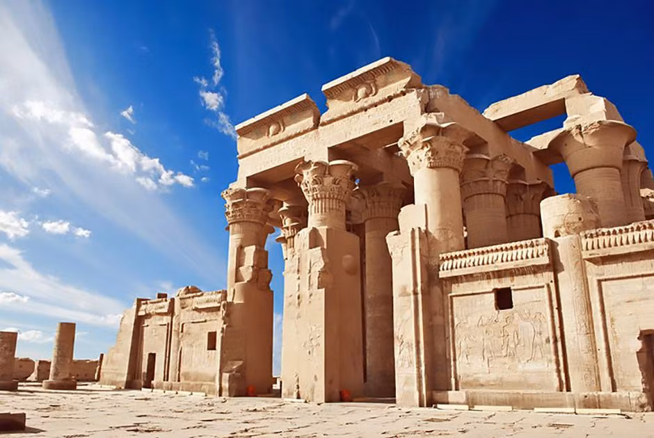 3. Đền Kom Ombo nổi tiếng Ai Cập khi được xây dựng trên một đụn cát cao nhìn ra sông Nile dưới triều đại Ptolemaic.