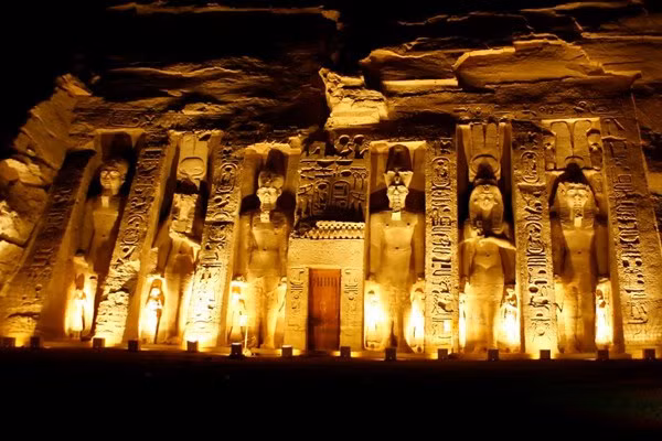 Bên trong đền Abu Simbel là 4 bức tượng người ngồi có chiều cao hơn 20m. Mỗi pho tượng được tạc với ánh mắt cương nghị đang nhìn về phía trước. Hành lang trong ngôi đền có 8 pho tượng thần Osiris.
