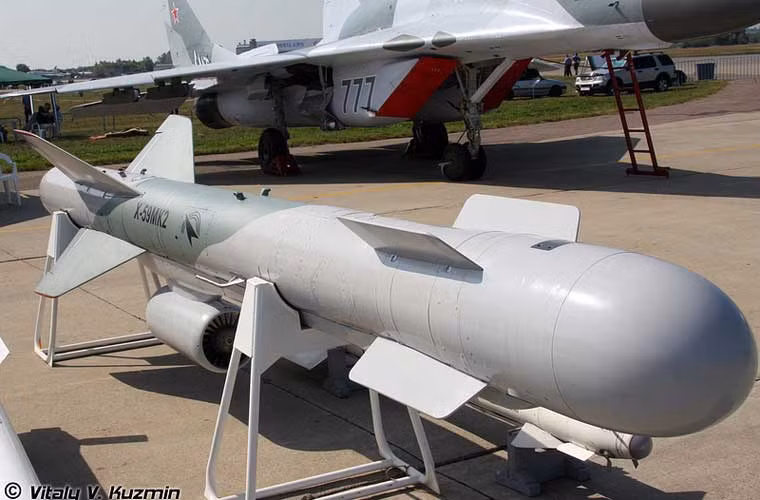 Kh-59MK được trang bị hai động cơ gồm: động cơ rocket nhiên liệu rắn đặt ở đuôi và một động cơ tuốc bin phản lực cánh quạt đẩy (Turbofan) lắp dưới thân cho tốc độ bay cận âm Mach 0,72-0,88. Theo nhà sản xuất - Tổng công ty tên lửa chiến thuật (KTRV), tên lửa Kh-59MK có thể tấn công tàu khu trục - tuần dương (tiết diệt phản xạ sóng radar lớn hơn - RCS 5.000m2) cách 285km; tấn công mục tiêu thuyền nhỏ (RCS 300m2) cách 145km; tầm phóng nhỏ nhất 5-25km.