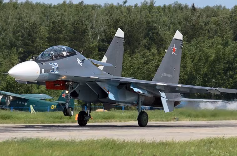 Cơ bản thì Su-30SM có hình dạng giống với các máy bay họ Su-30, có sử dụng cánh mũi tương tự như biến thể Su-30MKI/MKM. Máy bay chế tạo bằng vật liệu titan và nhôm độ bền cao.