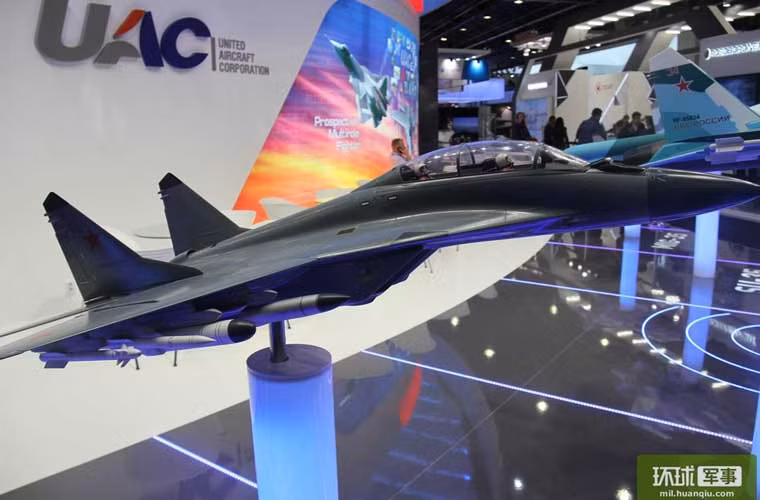 Mô hình tiêm kích hạm MiG-29KUB - dù nhu cầu loại tiêm kích hạm này là không lớn nhưng nước Nga vẫn hi vọng sẽ cung cấp được thêm MiG-29K cho các nước khác ngoài Ấn Độ.
