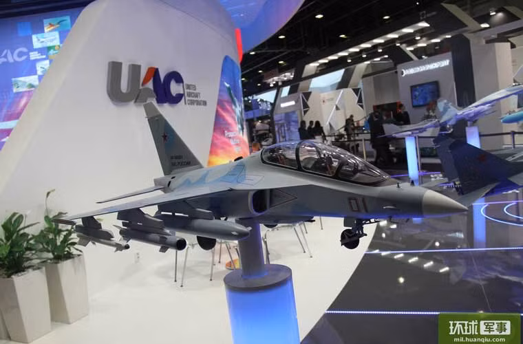 Mô hình tiêm kích/huấn luyện Yak-130.