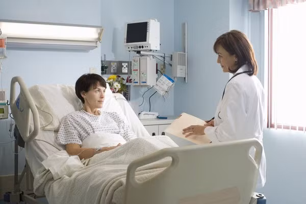 4. Bạn sẽ được theo dõi tình hình sức khỏe sau khi mổ đẻ. Sau khi mổ lấy thai hoàn thành, sản phụ sẽ được đưa tới phòng hồi sức, khi đó, bạn sẽ được theo dõi huyết áp, tình hình sẹo sau mổ... để đảm bảo sức khỏe người mẹ. Nếu mổ lấy thai đã được tổ chức gây tê ngoài màng cứng (90% các trường hợp), thì thường bệnh nhân sẽ được truyền dịch trong khoảng thời gian từ 24 đến 48 giờ để duy trì tác động nhẹ của thuốc gây mê.