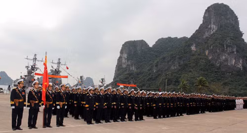  Cán bộ, chiến sĩ Vùng 1 Hải quân trang nghiêm trong ngày ra quân huấn luyện.