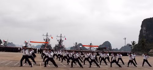Cán bộ, chiến sĩ Vùng 1 Hải quân đồng diễn võ thể dục.