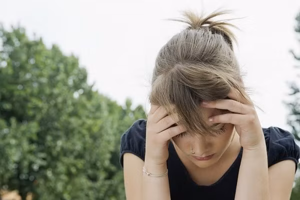 Thiếu cơ quan sinh sản. Đôi khi vấn đề phát sinh trong quá trình phát triển bào thai dẫn đến một cô gái được sinh ra mà không có một số phần quan trọng của hệ thống sinh sản của mình, chẳng hạn như cổ tử cung, tử cung hoặc âm đạo. Bởi vì hệ thống sinh sản của đã không phát triển bình thường, sẽ không có chu kỳ kinh nguyệt.