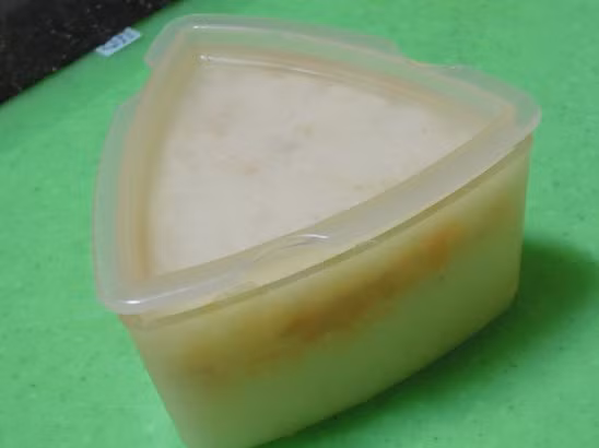...cho thêm 1 lớp cơm lên trên cùng và nén chặt.
