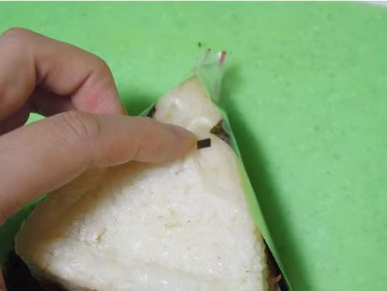 Sau đó tiến hành gấp 2 mép ở góc miếng bánh trước