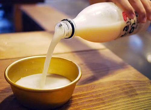 Rửa mặt với rượu gạo. Phụ nữ Nhật thường hoà tan một chút rượu gạo vào nước ấm để rửa mặt, các enzim trong rượu gạo có tác dụng ngăn ngừa lão hóa, làm trẻ hóa làn da, giúp tái tạo tế bào và cải thiện đáng kế tình trạng nám mặt.