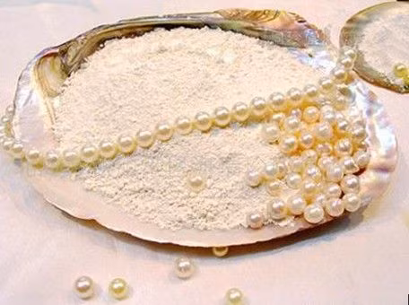 Trung Quốc. Bột ngọc trai là một bí quyết làm đẹp từ thời Trung Quốc cổ đại và được sử dụng trong suốt hơn 3.000 năm, với tác dụng làm sáng da. Đó là một loại bột mịn, chế từ ngọc trai nước ngọt. Nó có khả năng chống lại các dấu hiệu lão hóa như nám da và nếp nhăn.
