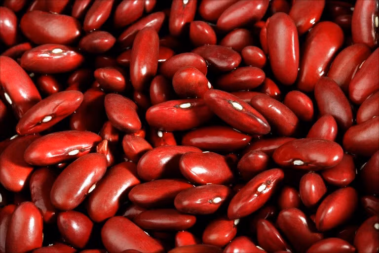 Phụ nữ Nhật thường có thói quen sử dụng bột đậu đỏ để chữa nám tại nhà. Dùng đậu đỏ nghiền bột mịn rồi cho thêm vài giọt nước hoặc dầu oliu trộn đều rồi thoa lên vùng da bị nám. Sau 15 phút, rửa mặt bằng nước ấm. Mặt nạ này có tác dụng tẩy tế bào chết và dưỡng trắng da, đẩy lùi các vết nám da.