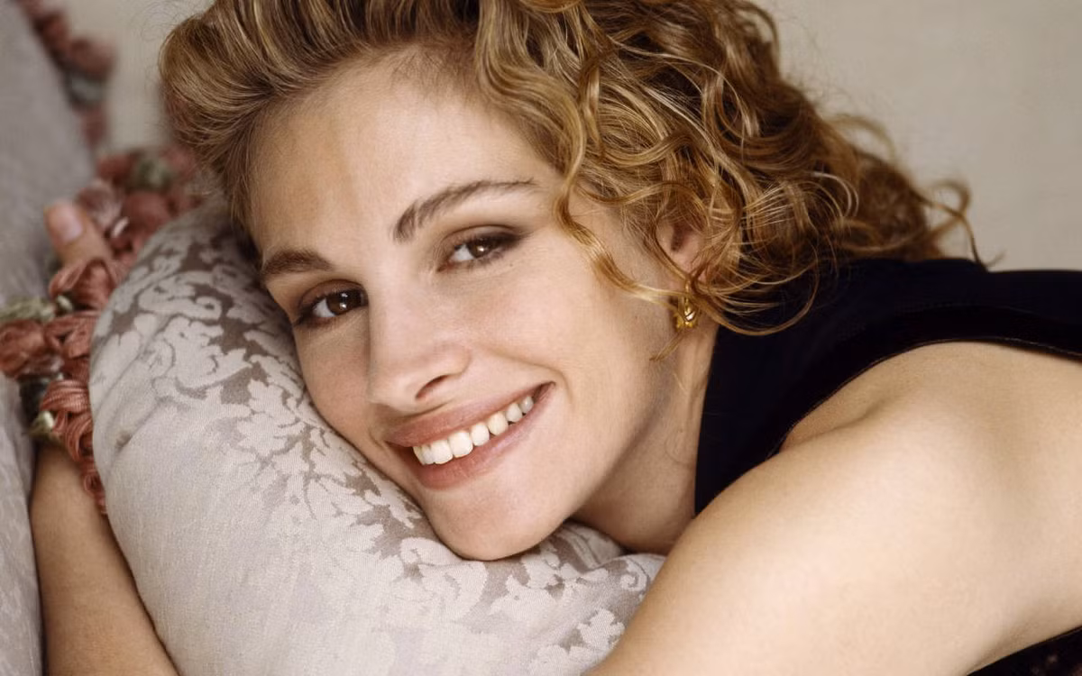 Người đẹp Pretty Woman Julia Roberts chuộng dầu olive để dưỡng da và móng tay. Vitamin E trong loại nguyên liệu này đem đến độ ẩm tự nhiên cho da, đồng thời ngăn chặn quá trình lão hóa. Một số ngôi sao khác cũng dùng dầu olive nhằm níu giữ sự trẻ trung như Selena Gomez, Kelly Clarkson, Sophia Loren.