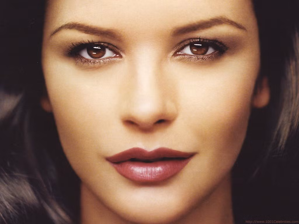 Mỹ nhân phim Red 2 Catherine Zeta-Jones tiết lộ cô trộn đều mật ong với muối để tạo nên công thức tẩy da chết hiệu quả. Thêm vào đó, người đẹp thường chà dâu tây nghiền lên toàn bộ hàm răng nhằm tăng độ trắng sáng. Cô còn sử dụng bia kết hợp mật ong cho việc dưỡng tóc óng mượt. Nữ diễn viên chia sẻ: "Tuy bia sẽ lưu lại mùi khó chịu trên đầu nhưng nó giúp tóc chắc khỏe hơn rất nhiều".