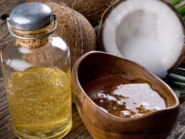 Dầu dừa làm dài lông mày. Dầu dừa có tác dụng làm dài tóc và lông mi. Chúng cũng có tác dụng tương tự với lông mày. Vì vậy, nếu bạn đang sử dụng dầu dừa để chăm sóc tóc, hãy dành một chút cho hàng lông mày.Trước khi đi ngủ buổi tối, bạn hãy thoa một chút dầu dừa vào vùng lông mày. Dầu dừa có tác dụng như một loại kem dưỡng tự nhiên, giúp thúc đẩy tăng trưởng lông mày đen và dày hơn cho lông mày của bạn đấy.