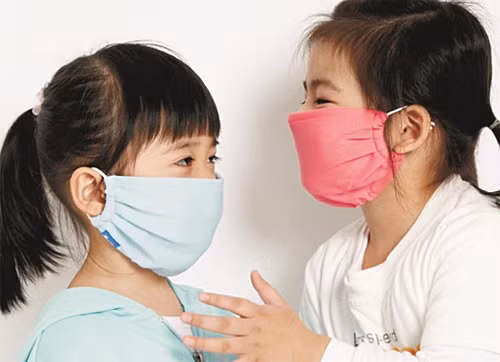 Để phòng tránh các căn bệnh đường hô hấp, cần giữ ấm cho cơ thể cho trẻ, đeo khẩu trang khi đi đường và đến chỗ đông người, bổ sung các chất dinh dưỡng cần thiết và tăng cường uống nước để nâng cao sức đề kháng… Khi có biểu hiện mắc bệnh, các bạn cần gặp bác sĩ ngay để được điều trị kịp thời.