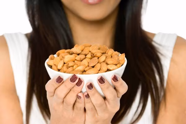 Ăn vặt bằng hạnh nhân. Hạnh nhân là nguồn tốt của vitamin E, đồng thời là chất chống oxy hóa, phòng ngừa bệnh tật. Thêm một lượng nhỏ đều đặn trong bữa ăn trưa và bữa ăn chính của bạn để hạnh nhân có tác dụng hiệu quả với cơ thể. 
