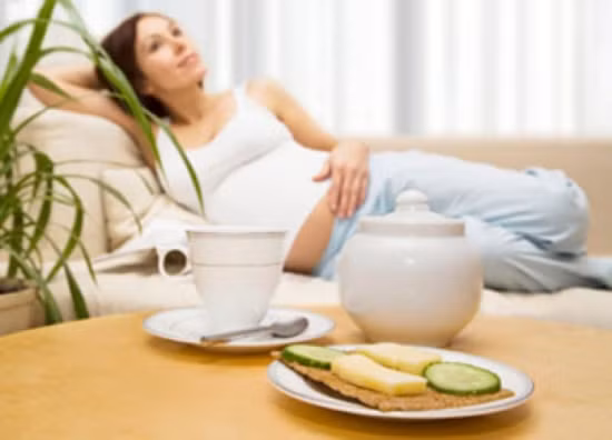 Trà gừng. Gừng tươi thường được sử dụng để tăng vị ngon cho các món ăn hay là trà uống mỗi ngày. Trong gừng có chứa gingerol có tác dụng tăng sức đề kháng cho cơ thể và phòng trừ cảm cúm hiệu quả.
