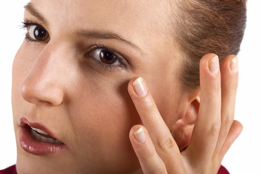 Dùng kem dưỡng mắt quá muộn. Nhiều chị em có quan niệm sai lầm rằng đến 30 tuổi chúng ta mới cần sử dụng kem chống nhăn. Trên thực tế, làn da phụ nữ ngày nay có xu hướng khô và lão hóa nhanh hơn bởi áp lực công việc, cuộc sống và những yếu tố có hại trong môi trường. Đầu tư chính đáng vào kem chống nhăn khi còn trẻ sẽ giúp bạn có một làn da tươi tắn và rạng ngời trong những năm sau đó.