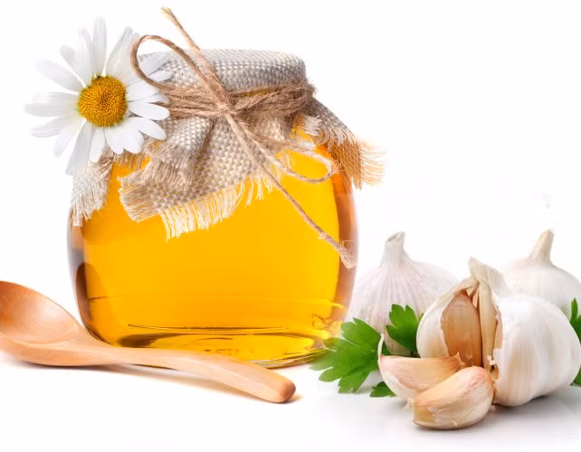 Mật ong và tỏi: Lấy tỏi bóc vỏ, rửa sạch, giã nhỏ lấy nước, đem hòa với mật ong (lượng mật ong bằng hai lần lượng nước tỏi). Hàng ngày, mẹ rửa sạch mũi cho bé bằng nước muối sinh lý rồi lau khô, sau đó lấy tăm bông nhúng vào dung dịch trên, cho vào từng bên mũi của bé cho bé ngửi. Mỗi ngày làm từ 3 - 4 lần, trong khoảng 7 - 8 ngày.