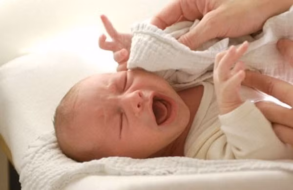 Nhiễm trùng máu có thể xảy ra trước hoặc sau khi sinh từ 1 đến 2 tuần. Có nhiều nguyên nhân gây ra tình trạng này, nhưng trên hết là do việc vệ sinh không sạch sẽ tạo cơ hội cho vi khuẩn xâm nhập vào cơ thể.