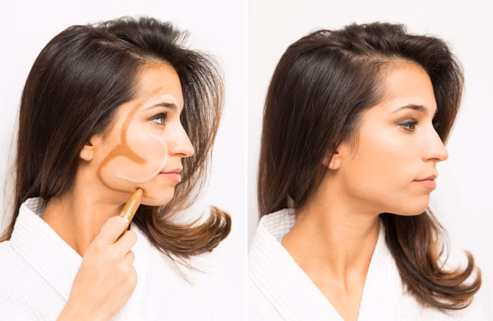  Mẹo đánh khối khuôn mặt giúp bạn nổi bật. Để làm nổi bật khuôn mặt, chỉ cần vẽ số 3 màu tối ở viền má ngoài, và số 3 người màu sáng ở phần trung tâm mặt như hình. Sau đó tán đều, trông khuôn mặt bạn sẽ được đánh khối hoàn hảo hơn.