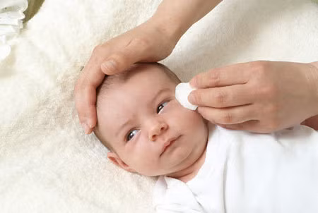 Dùng sai thuốc khi con ốm. Mất tinh thần khi con ốm dễ khiến cha mẹ vội vàng cho trẻ dùng những bài thuốc dân gian hoặc loại thuốc được mách bảo. Việc làm này dễ gây nguy hiểm cho trẻ và khiến trẻ bệnh càng thêm bệnh.