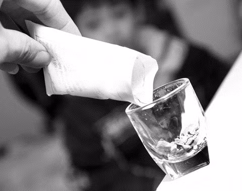 Dùng men tiêu hóa cho trẻ dưới 6 tháng tuổi. Cha mẹ không nên cho trẻ dưới 6 tháng tuổi uống men tiêu hóa vì ở độ tuổi này hệ tiêu hóa của trẻ chưa ổn định dễ dẫn đến tiêu chảy nếu dùng không đúng cách, gây ảnh hưởng đến đường tiêu hóa của trẻ về sau.