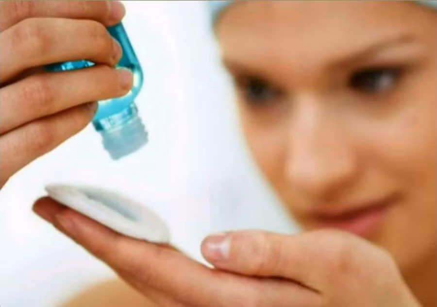 Thoa nước hoa hồng. Thoa nước hoa hồng vào buổi tối là bước không thể thiếu khi chăm sóc da. Môi trường ẩm và ướt của mùa mưa là điều kiện thuận lợi để những loại vi khuẩn tồn tại trong nước và không khí “tự do hoạt động”. Một lọ nước hoa hồng kháng khuẩn có chất lượng tốt chính là một sự đầu tư khôn ngoan để bạn ngăn ngừa việc da bị nhiễm khuẩn và nổi mụn. Chọn thêm loại sữa rửa mặt kháng khuẩn sẽ góp phần nâng cao hiệu quả bảo vệ da.
