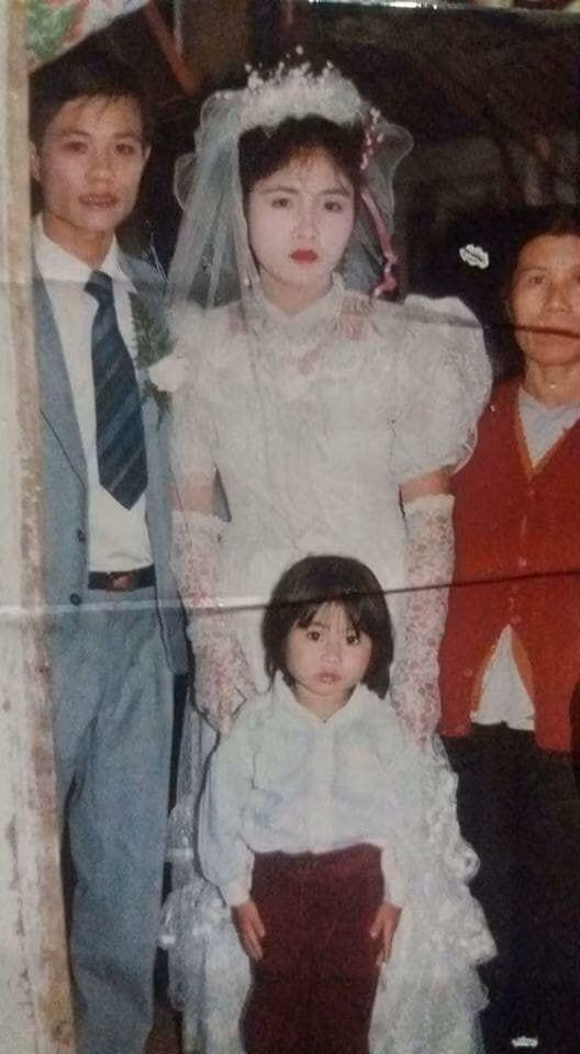 Tú Vũ: "Đám cưới bố mẹ đây! Tuy trang điểm hơi "dị" nhưng mẹ vẫn là hotgirl của lòng tôi".