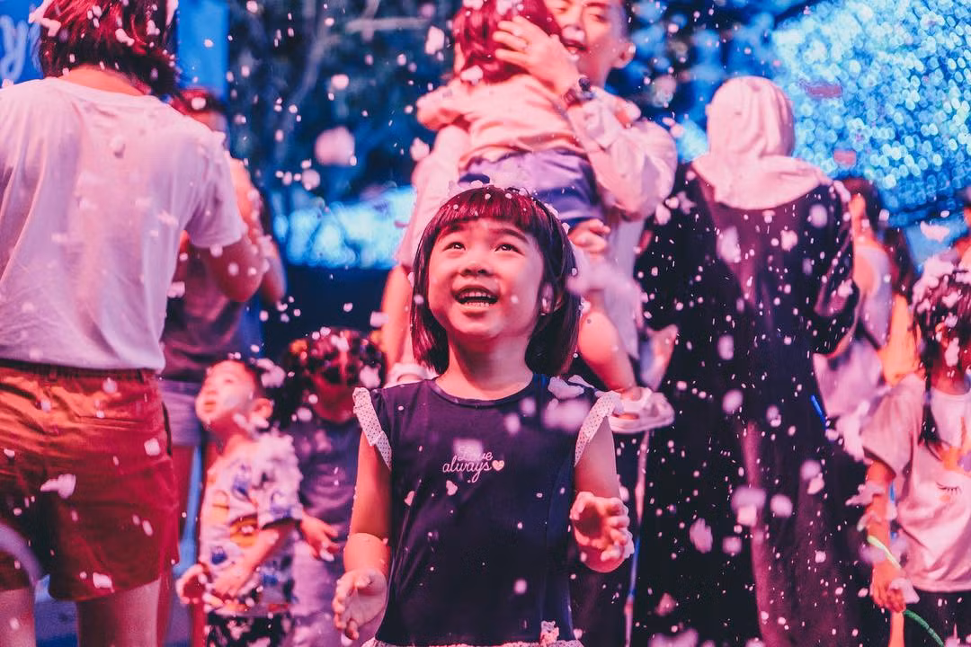 Mặc dù phần lớn cư dân Singapore có gốc Trung Quốc, Giáng sinh vẫn được tổ chức rộng rãi, thu hút du khách nước ngoài.