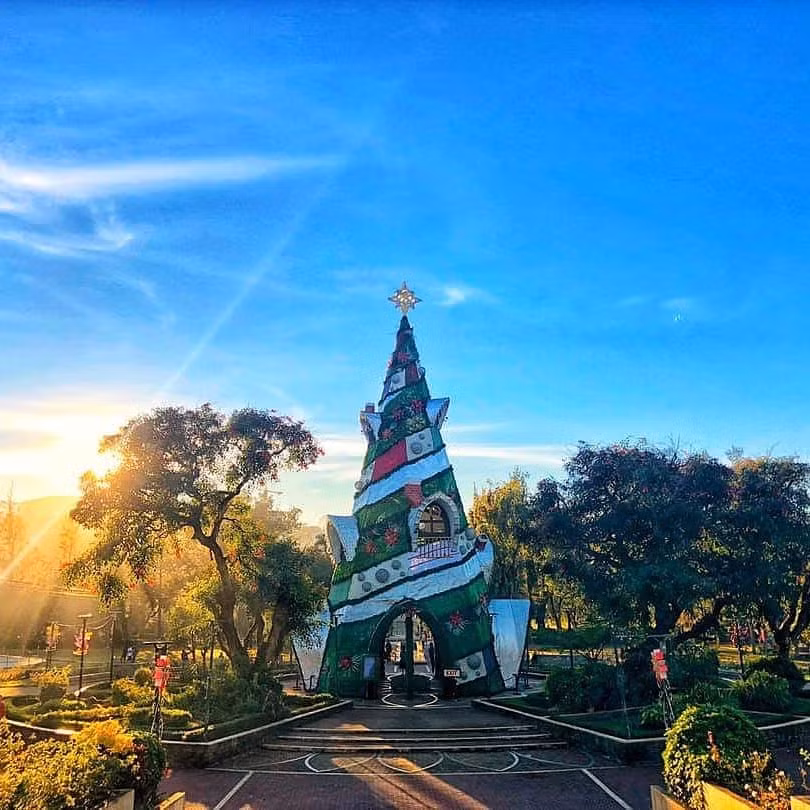 Gần đến ngày lễ, các nhà thờ ở Philippines được trang trí lộng lẫy, các bản nhạc Giáng sinh được phát tự động khắp đường phố ở các tỉnh thành lớn vào những ngày cuối năm. Ảnh: Teteyako, Kat_seantkil.