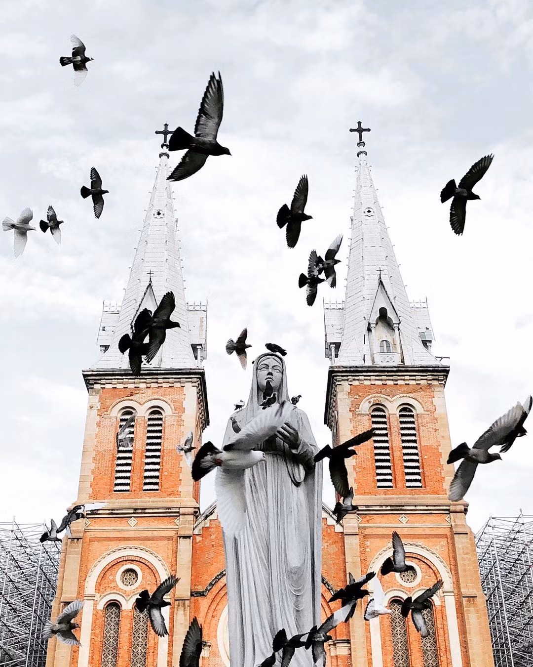 Thay vì chọn cây thông, những người Công giáo ở đây lấy cây chuối để trang trí vào dịp Noel, các ngôi sao lớn cũng là vật tô điểm trước cửa nhà vào những ngày tháng 12. Ngoài ra, bữa ăn theo kiểu phương Tây truyền thống cũng được người dân chế biến và thưởng thức vào đêm đón Chúa ra đời. Ảnh: Moonshot.sid.