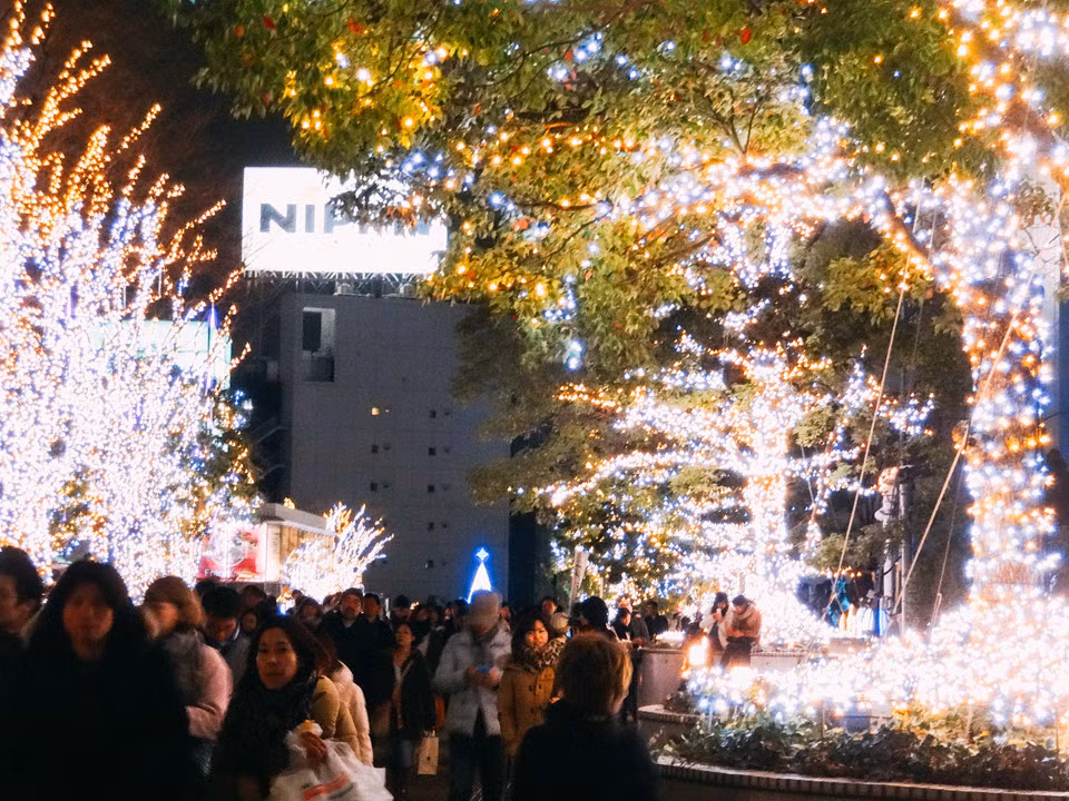 Vào dịp Noel, người Nhật thường tặng quà cho nhau. Trẻ em được bố mẹ tặng quà, đồng nghiệp cũng gửi nhau những món quà ý nghĩa... Lễ Giáng sinh ở Nhật thường gần với ngày Tết truyền thống Shogatsu được người dân xứ Phù Tang mong đợi nhất trong năm. Ngoài ra, sinh thần của Nhật Hoàng (23/12) cũng gần thời điểm diễn ra lễ Giáng sinh nên không khí những ngày cuối năm ở xứ Mặt Trời mọc rất đông vui, tấp nập. Ảnh: Dick Thomas.