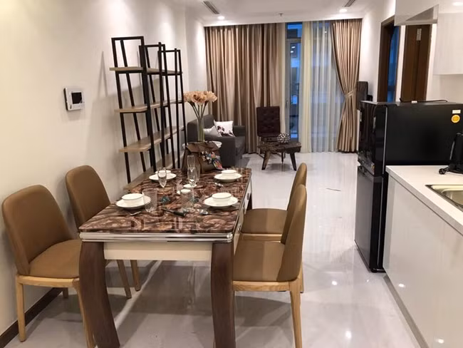 Năm 20 tuổi, cô đã dành được một khoản tiền mua căn hộ đầu tiên ở Tp. Hồ Chí Minh. Năm 24 tuổi, cô mua tiếp căn hộ ở quận 1 (TP.HCM).