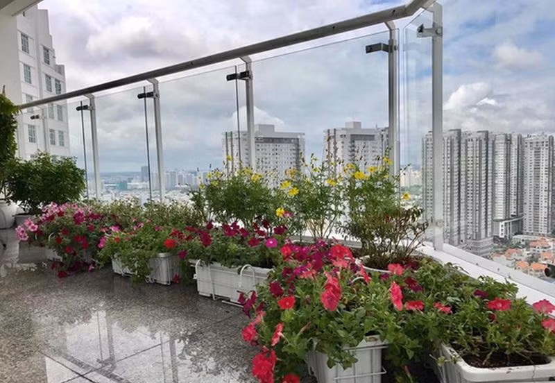 Phòng khách nối liền với ban công rộng.