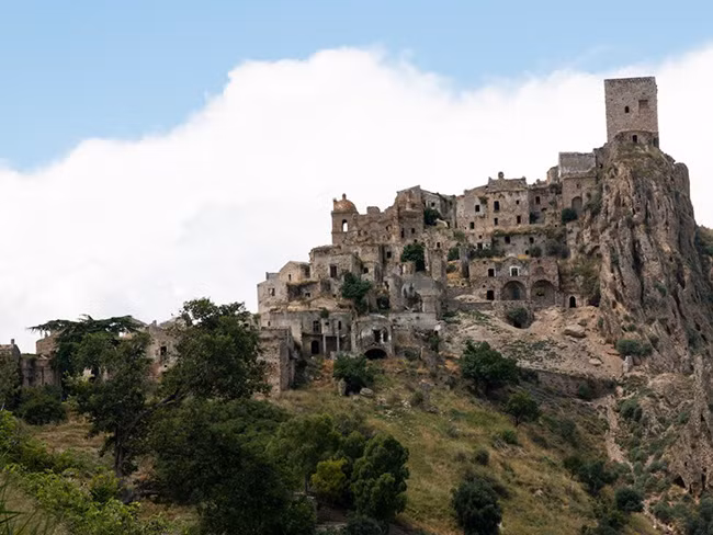Craco, Ý: Craco được xây dựng từ năm 1060. Trong suốt lịch sử hàng nghìn năm của mình, Craco đã chứng kiến nhiều xung đột giữa các thể chế chính trị. Năm 1963, 1.800 cư dân cuối cùng đã buộc phải rời khỏi Craco vì sự an toàn và được chuyển đến Craco Peschiera, một thị trấn mới ở thung lũng bên dưới. Mặc dù bị bỏ hoang, Craco vẫn là một trong những điểm du lịch nổi tiếng của Ý.
